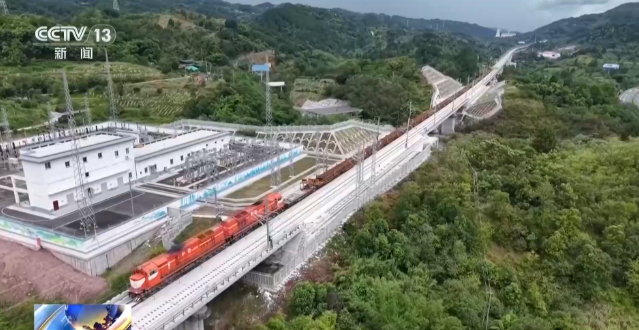 渝万高铁今天正式接入重庆东站，预计明年建成通车！